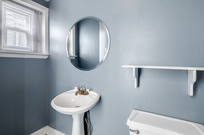 Building Photo - Three Bed Fairmount Townhome