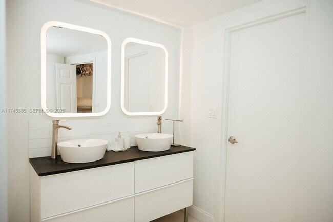 Building Photo - 3725 S Ocean Dr