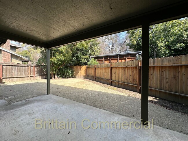 Building Photo - 6531 Lake Park Dr