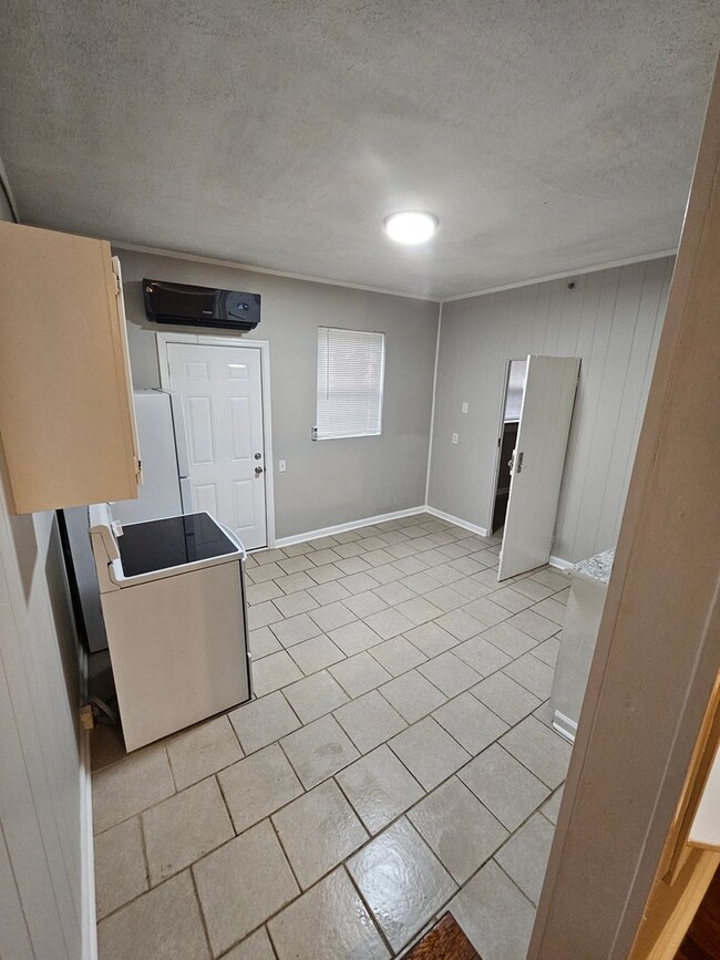 Building Photo - 2 Bedroom 1 Bath Downstairs apartment in t...