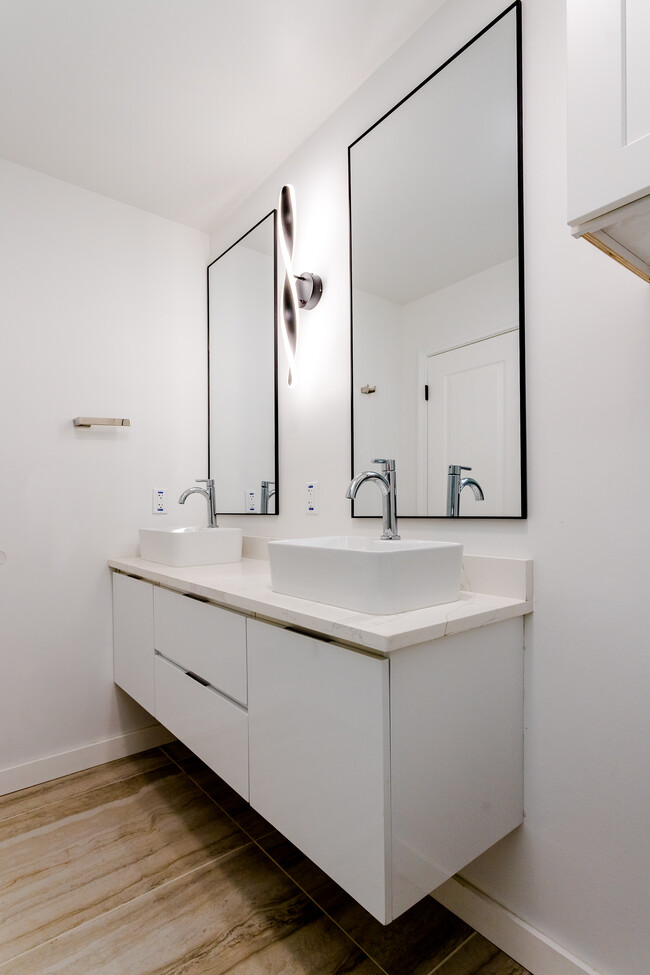 Building Photo - 3761 High Vista Dr
