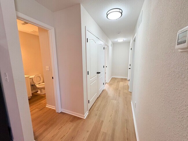 Building Photo - 118-122 SW Rock Garden St