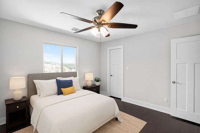 Building Photo - 10624 Lake Park Dr