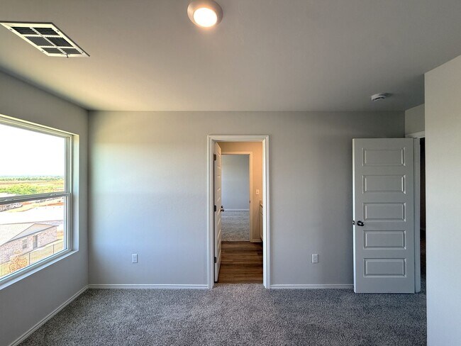 Building Photo - 9521 Stallion Dr
