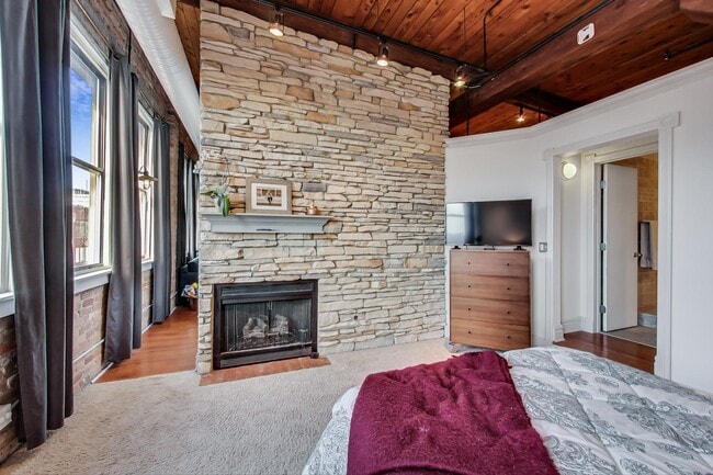 Building Photo - 913 W Van Buren St