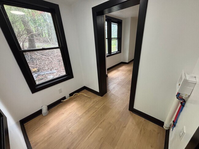 Building Photo - Beautiful 3 Bedroom, 2 Bathroom Home with Private Drive and Large Yard!