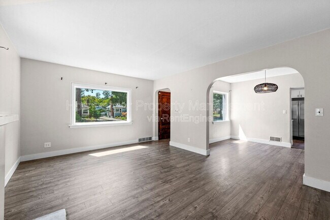 Building Photo - 807 E 40th Ave