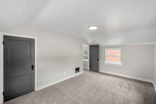 Building Photo - Stunning 2 bedroom home in Penn Avenue available August 1!