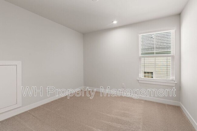 Building Photo - 441 Chinook Dr
