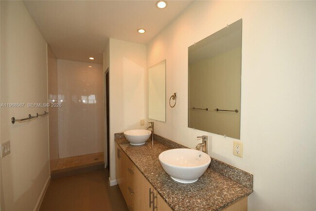 Building Photo - 2780 SW 33rd Ave