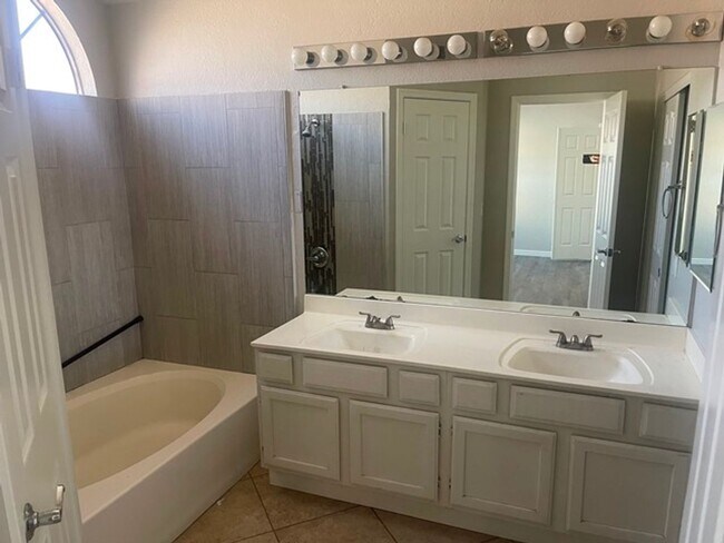 Building Photo - 16435 S 43rd St