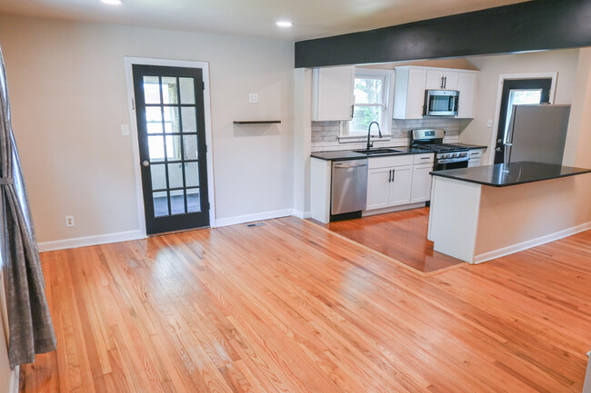 Building Photo - 1001 Willow Lawn Dr