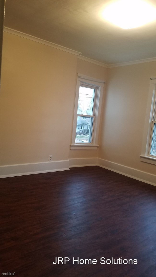 Building Photo - 2 br, 1 bath Triplex - 736 1/2 Carlton Blv...