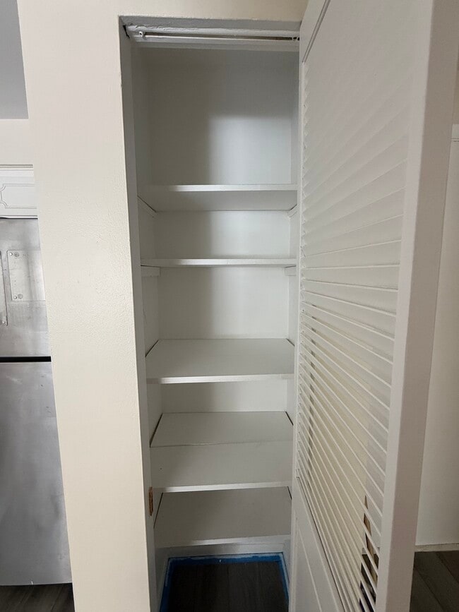 Building Photo - 6828 N Northwest Hwy