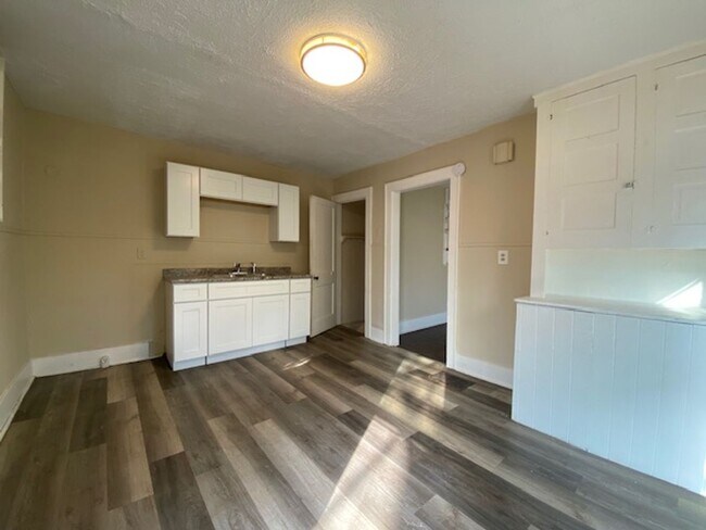 Building Photo - 1725/1727 W High St.