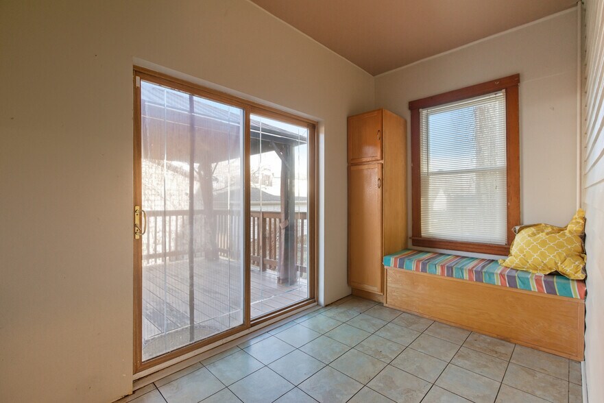 Building Photo - 5434 W Wrightwood Ave