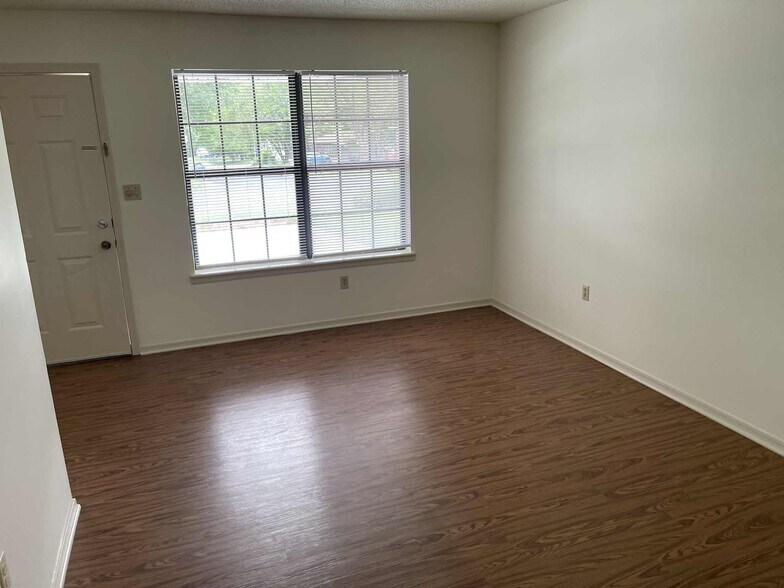 Building Photo - 2704 N Villa Blvd