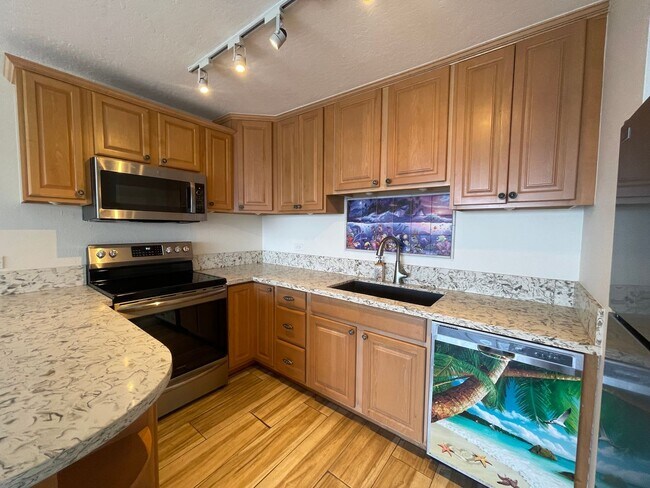 Building Photo - Lahaina Roads Oceanfront One Bedroom