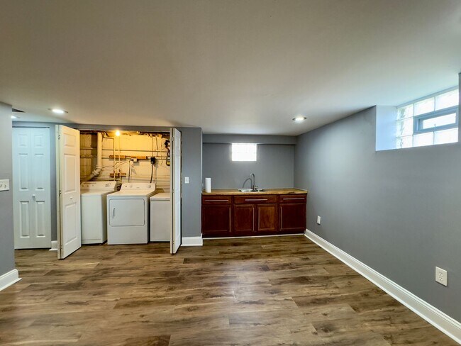 Building Photo - Spacious 4-Bedroom Townhome with Modern Am...