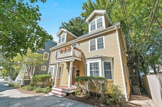 Building Photo - 749 Somerville Ave