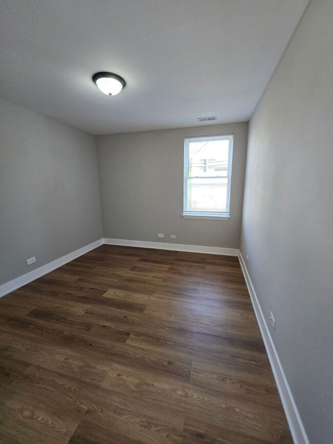 Building Photo - 3812 W Maypole Ave