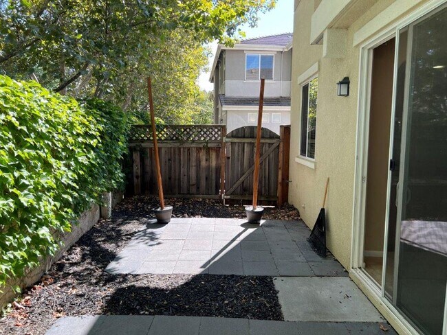 Building Photo - Modern 3 Bedroom 2 Bath 2 Story Vacaville Pets OK *Star Rentals
