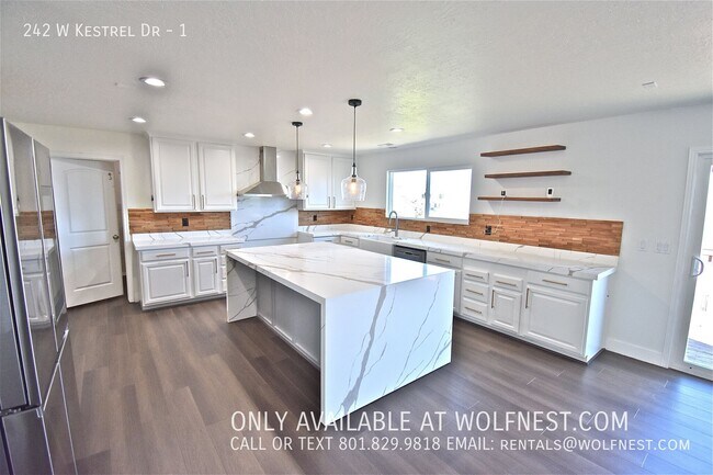 Building Photo - 242 Kestrel Dr