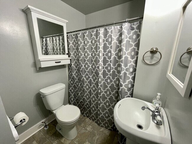 Building Photo - Charming Renovated 3-Bed, 2-Bath Home with Spacious Yard in Lincoln District