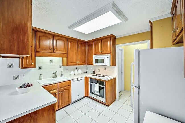Building Photo - 3205 Village Park Dr