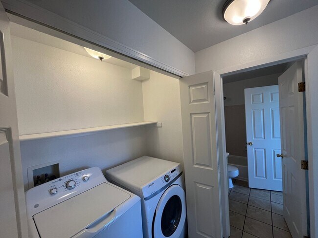 Building Photo - $500 OFF MOVE IN SPECIAL-  2BD/2BA with in unit washer/dryer