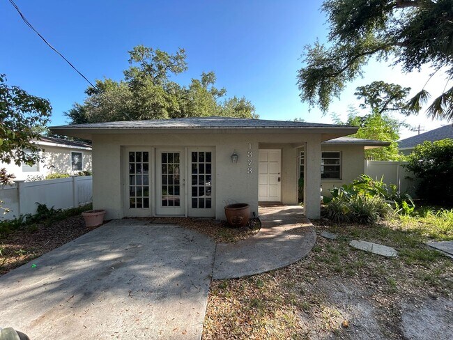 Building Photo - 4/2 Home conveniently located in Sarasota near Beaches, Jungle Gardens, Airport & Downtown!