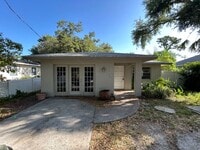 Building Photo - 4/2 Home conveniently located in Sarasota near Beaches, Jungle Gardens, Airport & Downtown!