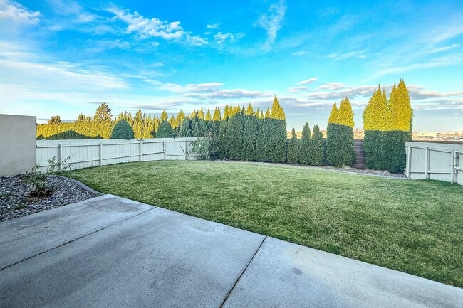 Building Photo - Beautiful 4-Bedroom Townhome in South Richland