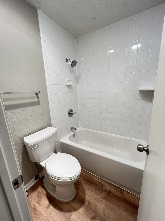 Building Photo - 2102 Richwood Dr