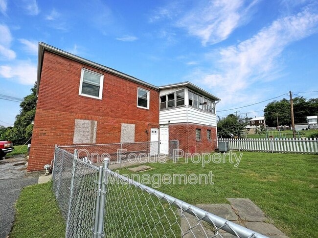 Building Photo - 209 Peach St