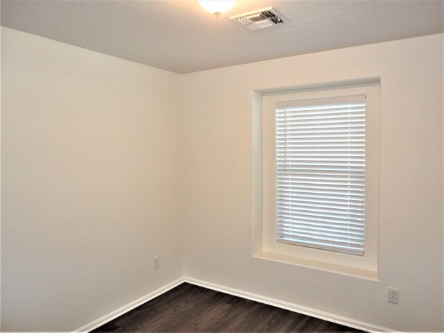 Building Photo - 1033 S Deerfield Ln