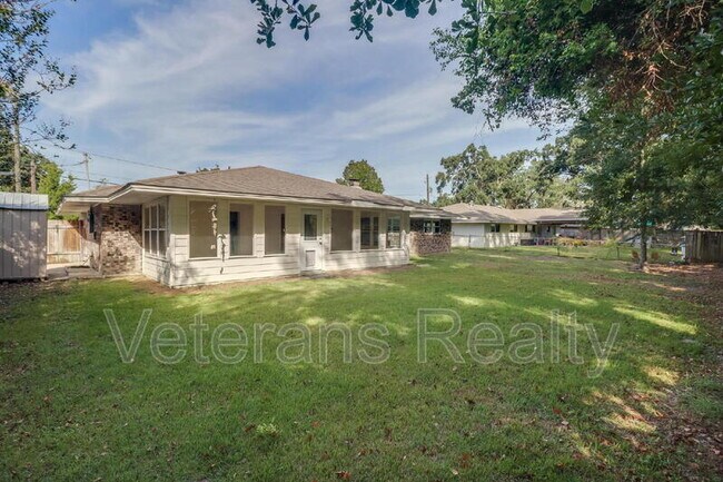 Building Photo - 621 S Forest Ave