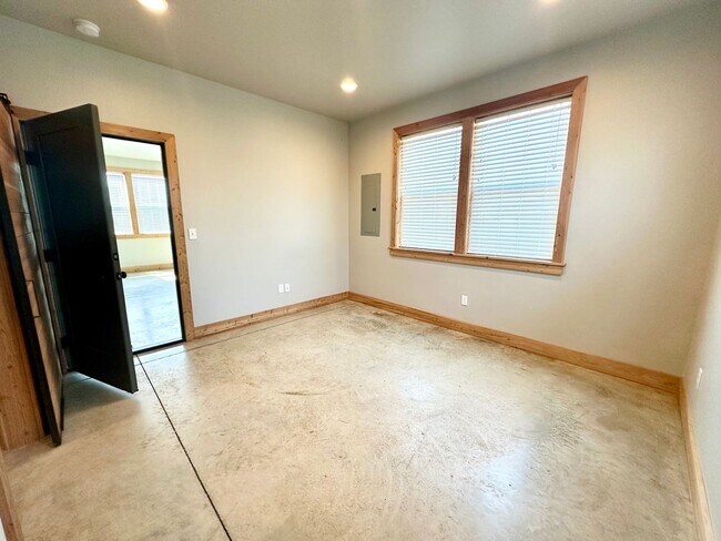 Building Photo - 121 E 26th Ave