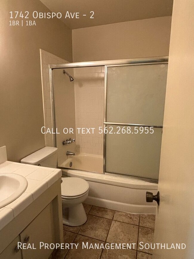 Building Photo - Spacious 1 BD + 1 Bath in gated building i...