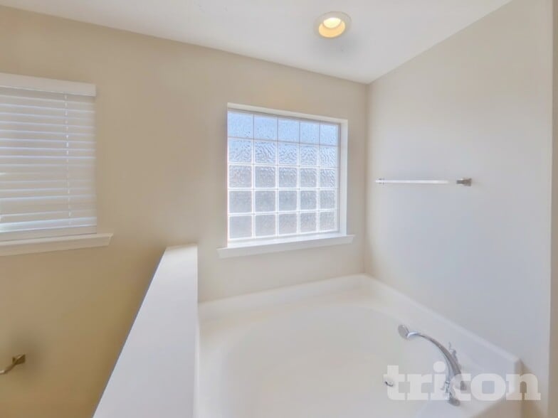 Building Photo - 916 Coolidge Ct