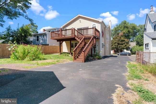 Building Photo - 122 E Richardson Ave