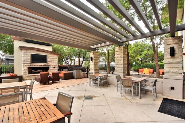 Building Photo - 360 Nueces St