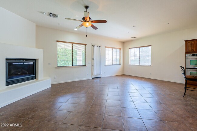 Building Photo - 734 W Juniper Ln