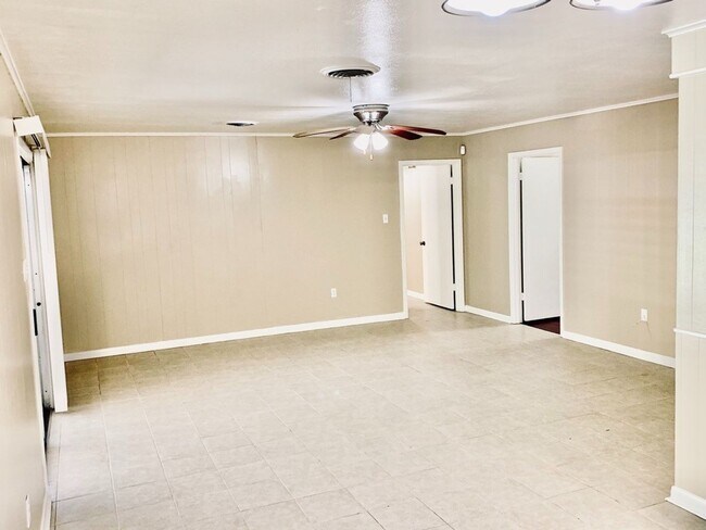 Building Photo - Immaculate home in Broadmoor