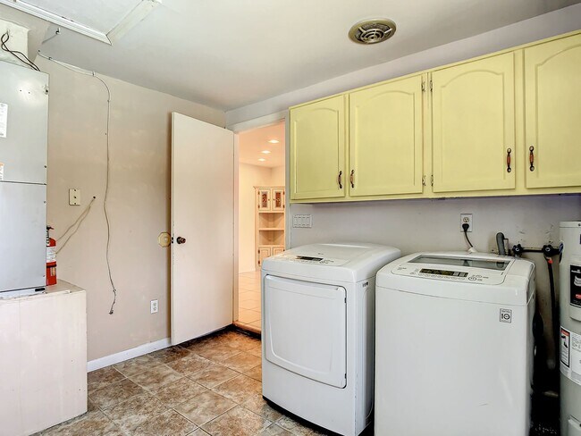 Building Photo - 4 Bedroom POOL Home in Largo