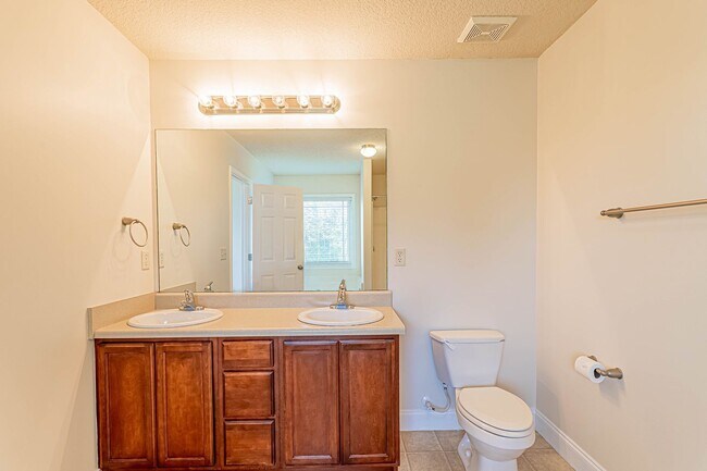 Building Photo - Home with Gorgeous Mountain Views!