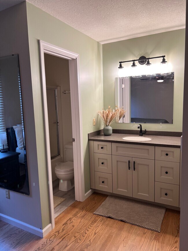 Building Photo - 6 Gail Dr