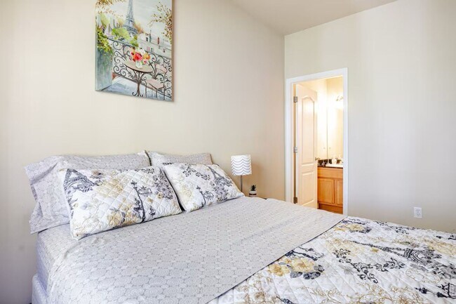 Building Photo - Fully Furnished 3-Bedroom/3-Bath Townhome