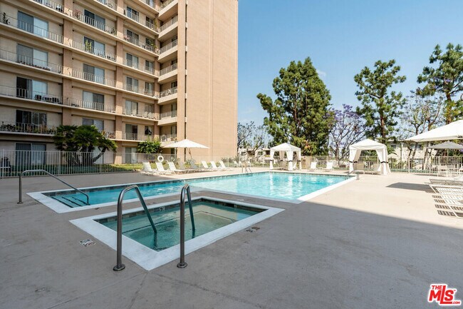 Building Photo - 100 S Doheny Dr