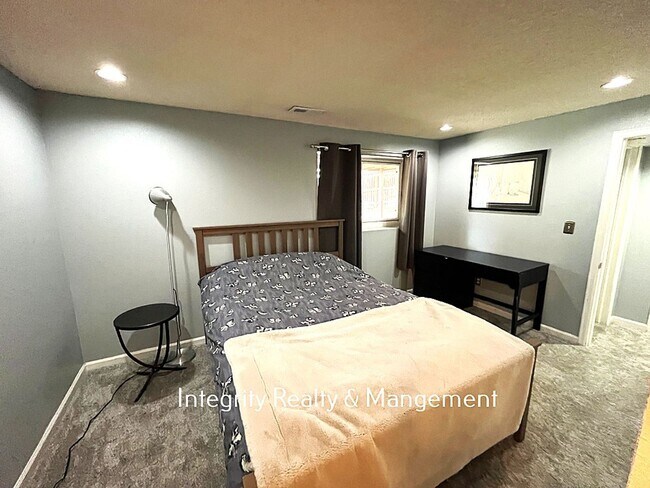 Building Photo - 4 bed 4 bath 1,954 sq ft-19151 E Garden Pl. Centennial Co 80015